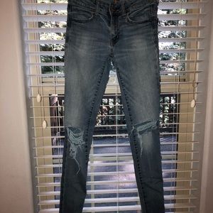 Light wash knee ripped jeans